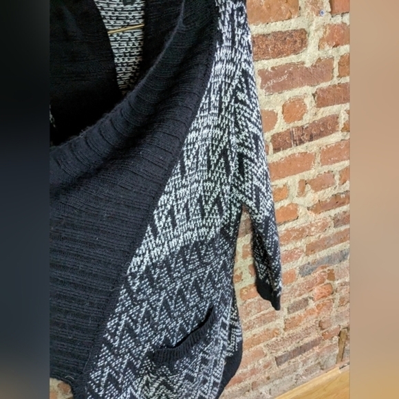 Tahari 3X Cozy Black and White Blanket Cardigan Sweater with Pockets - Picture 5 of 7